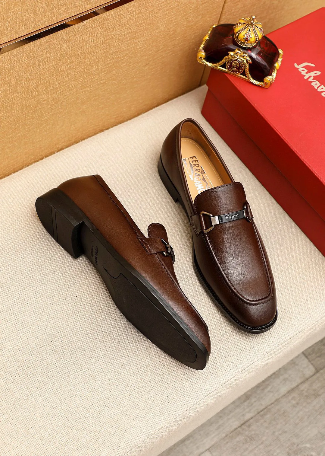 Men's shoes 💰460 💐 Product trademark: Ferragamo "Ferragamo" casual leather shoes Regular size: 38-44 (45.46🉑️customized) Product materials: Selected imported first-layer calfskin upper + luxury hardware buckle, imported water-dyed cowhide leather lining. Strong three-dimensional visual effect, original rubber outsole Color: 3⃣️colors available